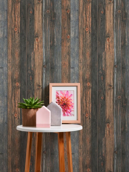 Wohnzimmer mit Sessel, Stehlampe, Teppich und Wandpaneelen in Holzoptik