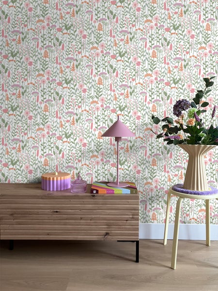 Blumentapete mit Kommode, Lampe und Dekoration