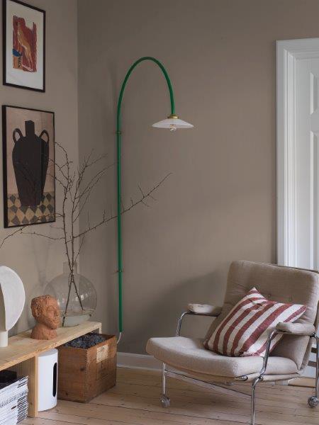 Nahaufnahme einer rosafarbenen Storchschnabelblüte im Garten.