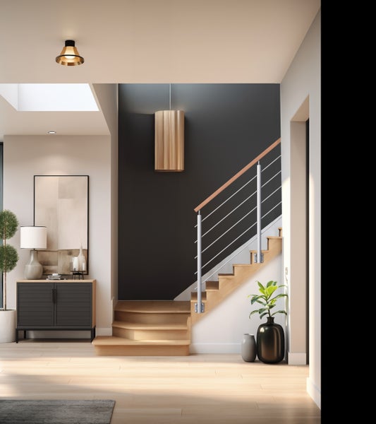 Helle Eingangshalle mit Treppe, Kommode und dekorativen Elementen für ein einladendes Ambiente