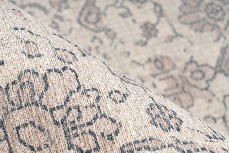 Nahaufnahme eines gewebten Teppichs mit orientalischem Muster