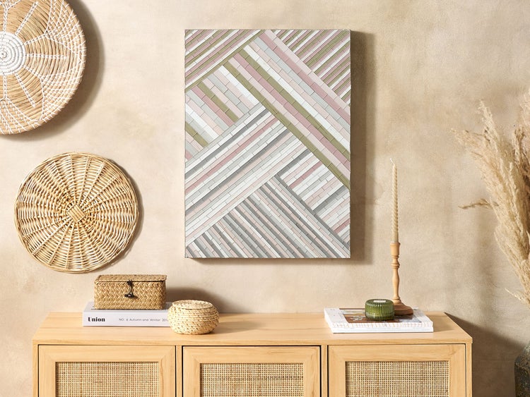 Dekoratives Wandbild mit geometrischem Ziegelmuster über einem Holzschrank