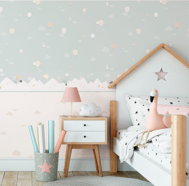 Kinderzimmer mit Himmelstapete, Nachttisch, Lampe und Bett