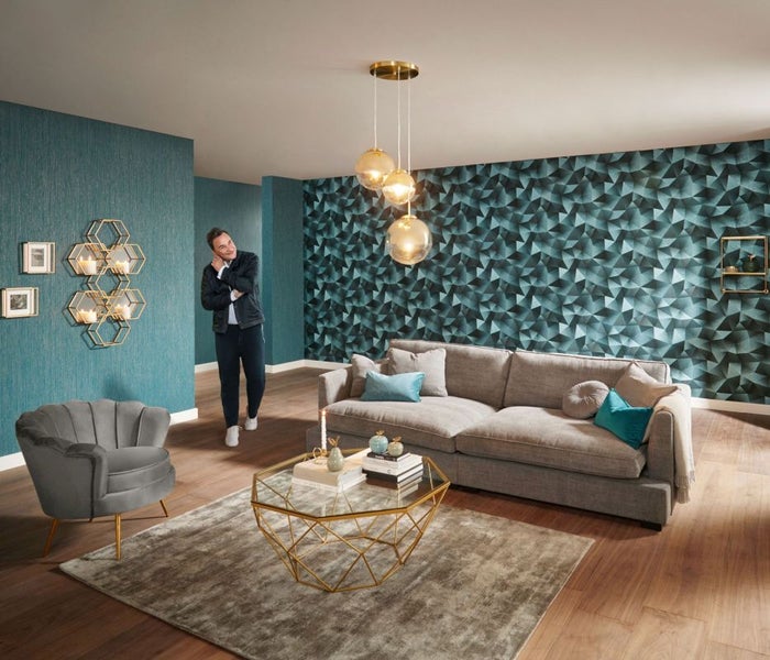 Dekorative Inneneinrichtung mit Regalen, Kissen, Vasen und Sessel