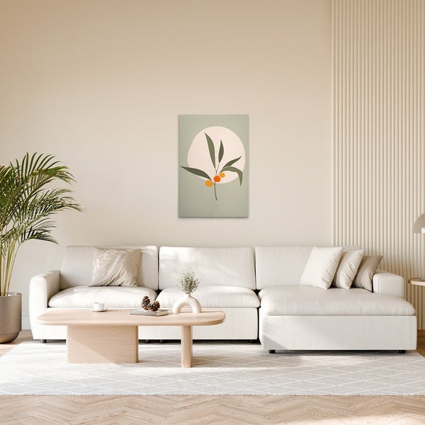 Wohnzimmer mit Leinwanddruck eines Pflanzenmotivs über einem weißen Sofa