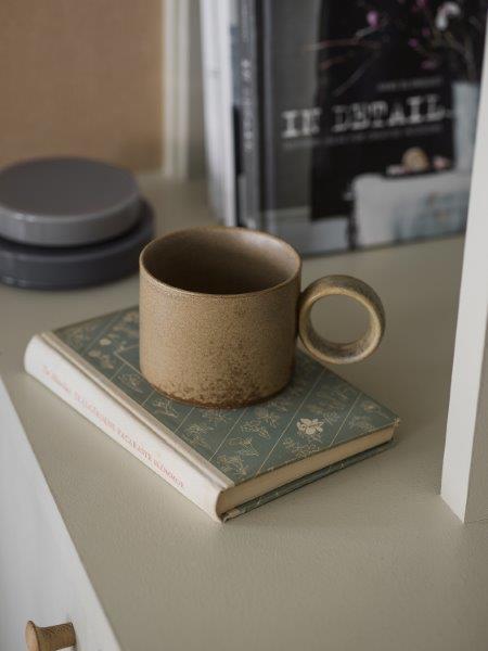 Innenraumansicht mit Kamin, Holztstuhl und Dekoration