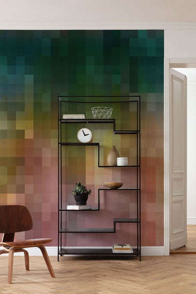 Zimmeransicht mit Regal, Stuhl und gemusterter Tapete