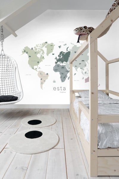 Kinderzimmer mit Weltkarte an der Wand, Hängekorbsessel und Holzbett