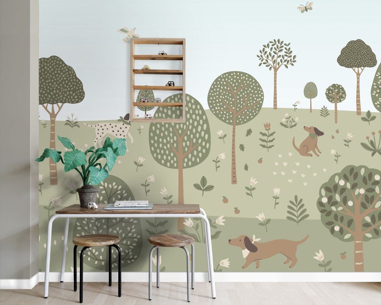 Kinderzimmer-Fototapete mit illustrierter Waldszene, Bäumen und Hunden vor einem Schreibtisch mit zwei Hockern.