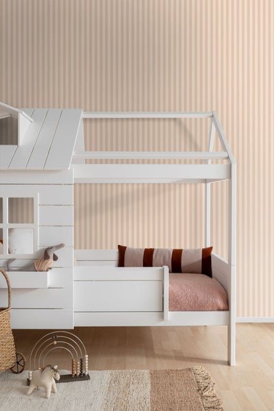 Kinderzimmer mit gestreifter Tapete und weißem Hausbett