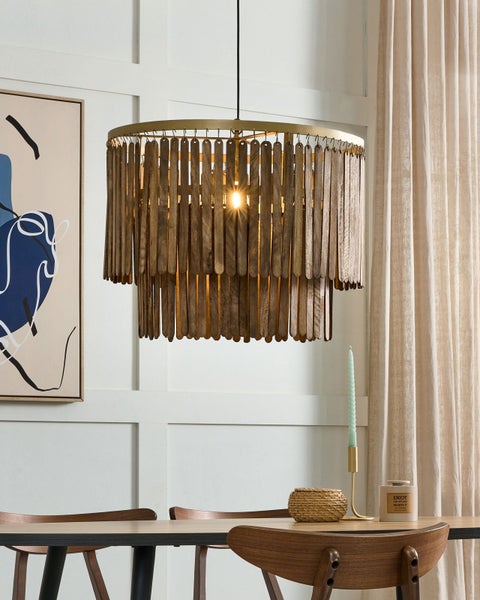 Zweischichtige Pendelleuchte aus Holz über einem Esstisch