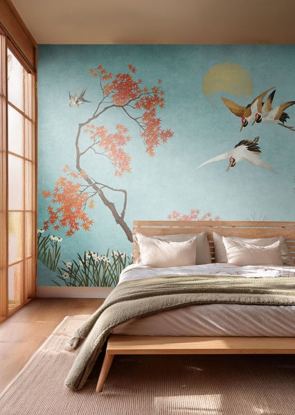 Schlafzimmer mit Wandbild mit japanischen Motiven, darunter Kraniche und ein Ahornbaum