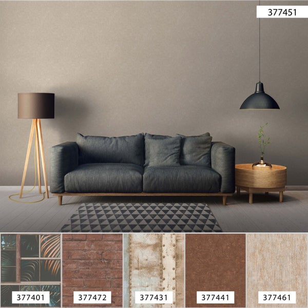 Wohnzimmer mit grauer Couch, Lampe und Tapetenmuster