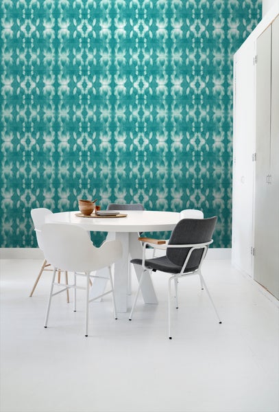 Esszimmer mit Esstisch und gemusterter Tapete