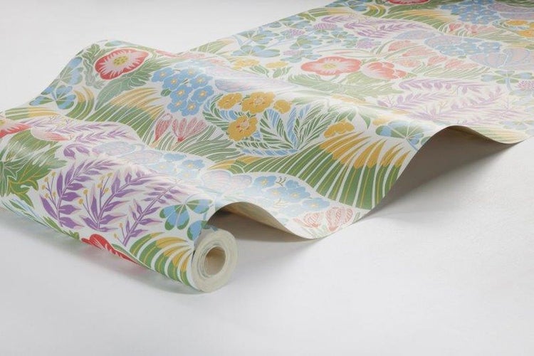 Büroumgebung mit Kabelkanal-System auf Holzboden zur Kabelführung unter Schreibtischen