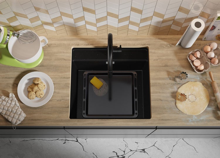 Küchenszene mit Spüle, Armatur, Rührgerät, Backblech, Teig und Keksen.