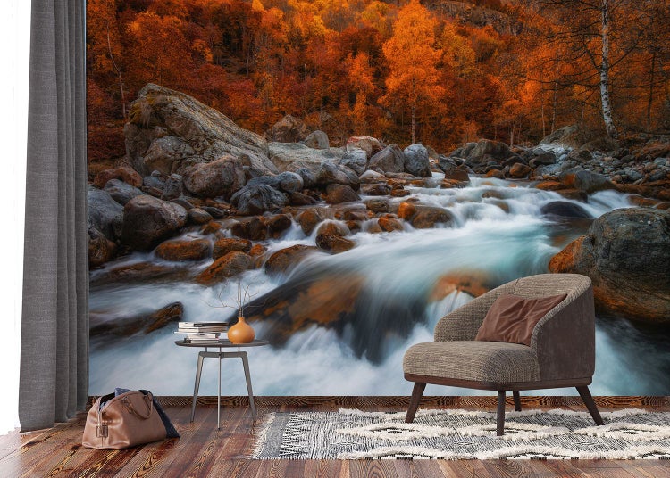 Dekoratives Zimmer mit Fototapete eines Flusses in herbstlicher Landschaft