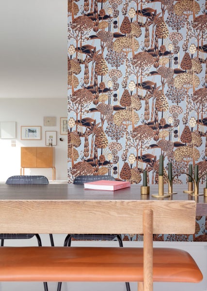 Ein Smartphone mit einer App zur Temperaturregelung im Schlafzimmer wird in der Hand gehalten.