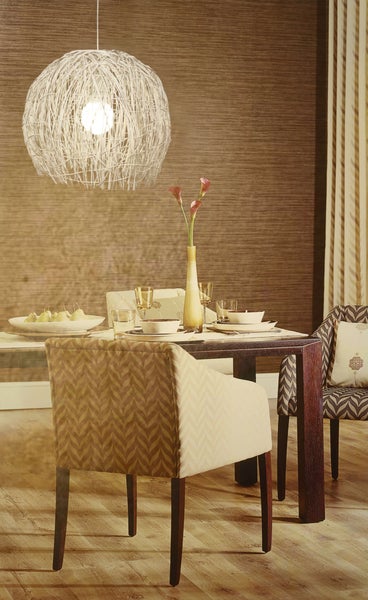 Esszimmer mit Esstisch, Stühlen und einer kugelförmigen Hängelampe