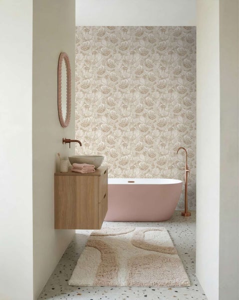 Modernes Badezimmer mit einer freistehenden Badewanne und floraler Mustertapete an der Wand hinter der Wanne.
