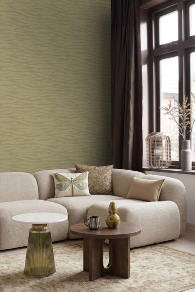 Stilvolles Wohnzimmer mit strukturierter Tapete mit organischem Wellenmuster, geschwungenem Sofa und modernem Couchtisch.