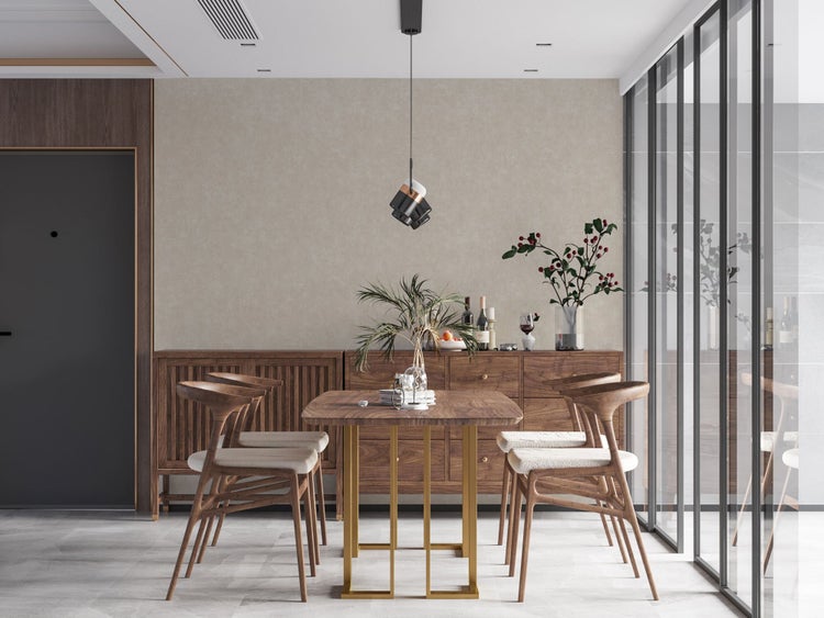 Helles Esszimmer mit Holztisch, Stühlen und Sideboard für ein gemütliches Ambiente