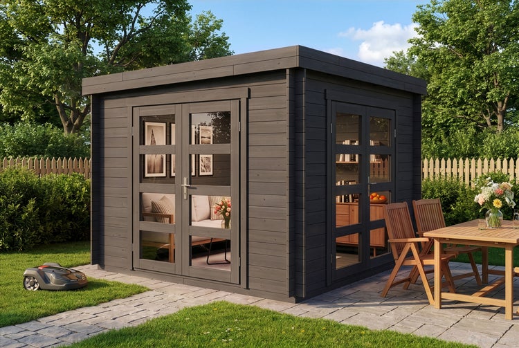 Modernes Gartenhaus mit Flachdach und Doppeltüren aus Holz mit Glasfenstern in einem gepflegten Garten mit Sitzgruppe und Mähroboter.