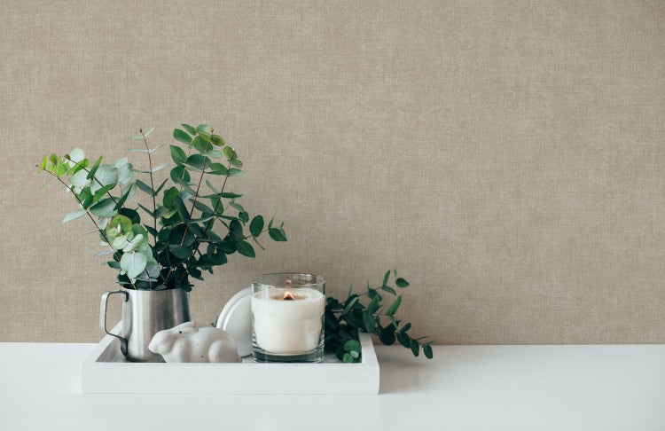 Nahaufnahme einer Wand mit Textiltapete, verziert mit Dekoration auf einem Regal