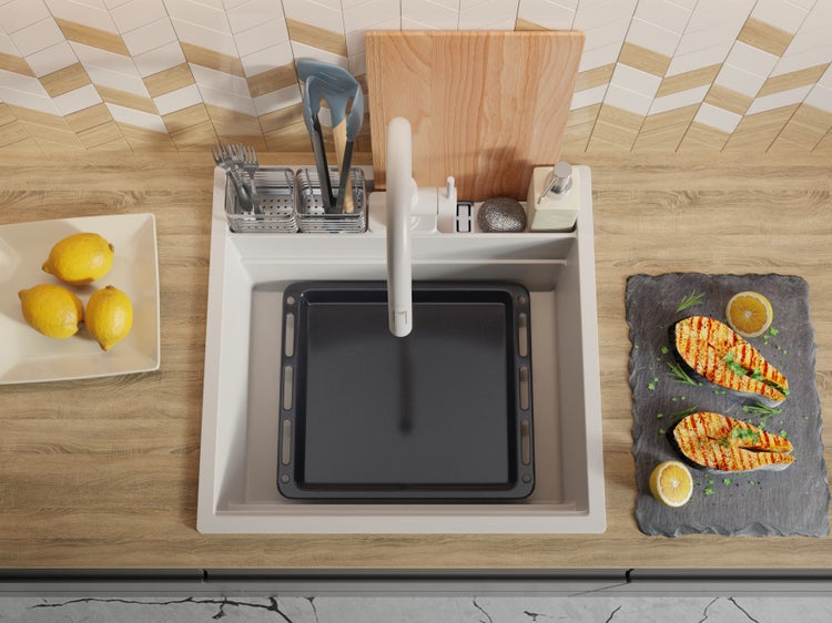 Spüle mit Abtropffläche, Backblech, Schneidebrett und Küchenutensilien