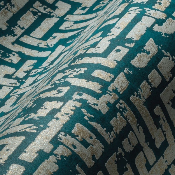 Innenraum mit Ledersofa, Couchtisch und gemusterter Tapete