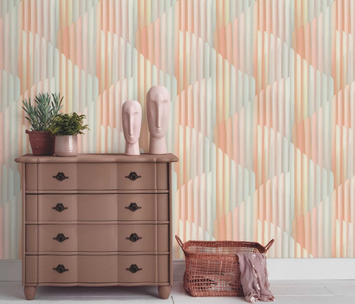 Wohnraum mit Kommode, Dekoration und gemusterter Tapete