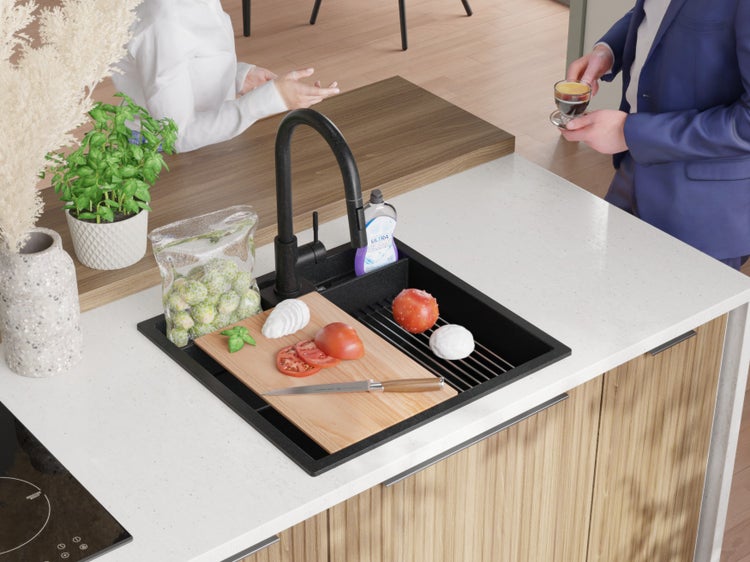 Spüle mit Armatur, Schneidebrett und Lebensmitteln auf einer Küchentheke