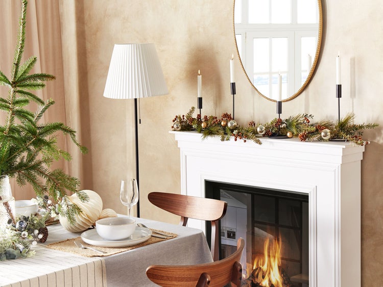 Festlich gedeckter Esstisch mit Kamin und Dekoration