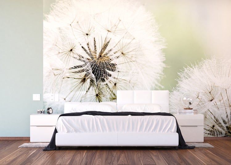 Schlafzimmer mit Wandbild, Bett und Nachttischen