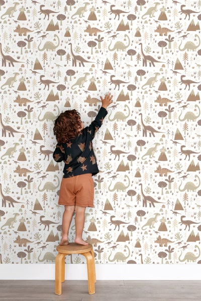 Kinderzimmer mit Hausbett, Dekoration und Tapete mit Waldmotiven.