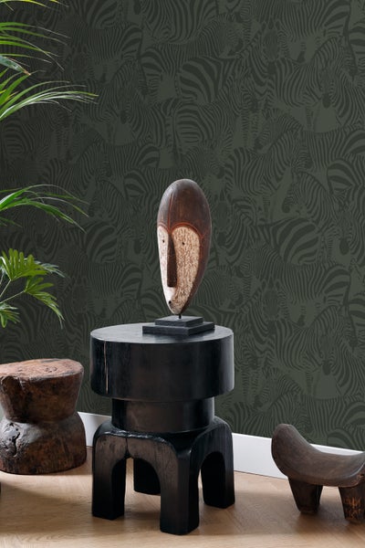 Raumszene mit Zebratapete, afrikanischer Maske und Dekoration