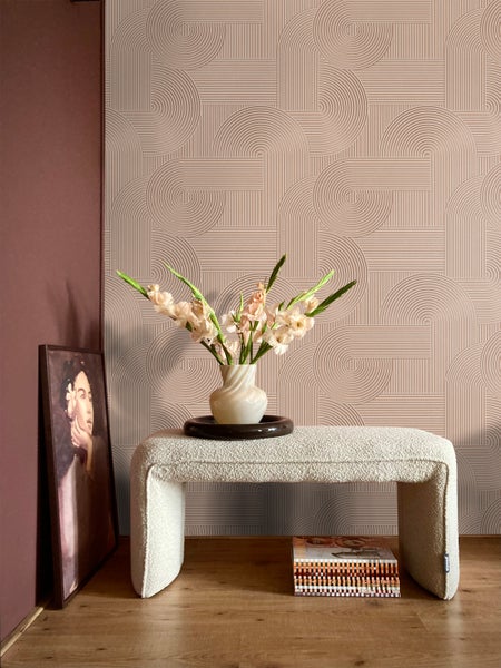 Szene mit einer Bank, Blumen und einer geometrischen Tapete für eine helle und organisierte Atmosphäre.