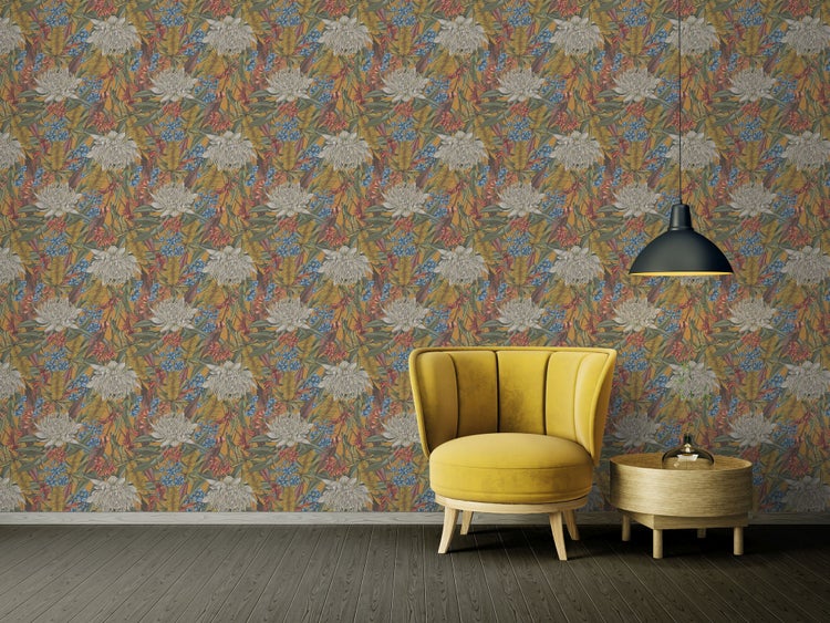 Blühende Platterbse im Gartenbeet