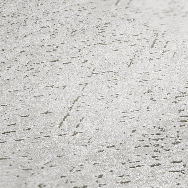 Wohnzimmer mit Rattansessel, Holztisch und Dekorationsgegenständen auf einem Teppich