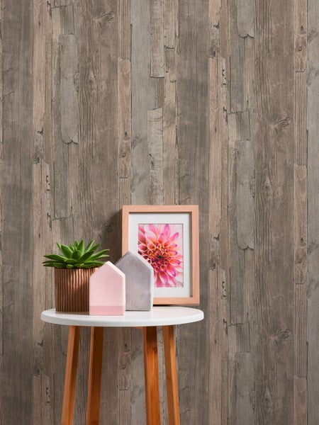 Frau mit Brille hält einen Karton