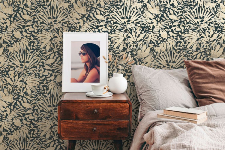 Dekorative Wand mit Regal, Lampe, Bildern und Vase