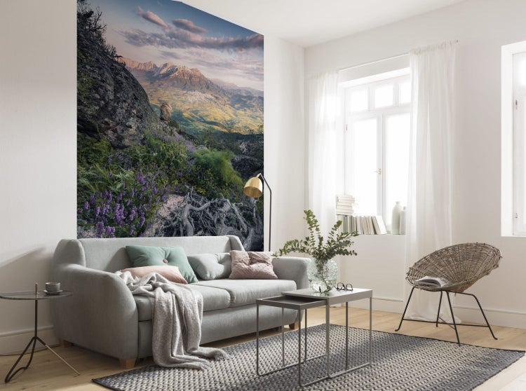 Wohnzimmer mit Fototapete Berglandschaft, Sofa und Fenster