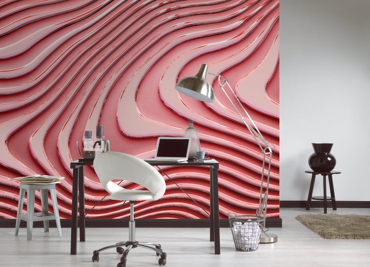 Arbeitszimmer mit 3D-Fototapete mit Wellenmuster, schwarzem Schreibtisch, weißem Stuhl und Stehlampe.