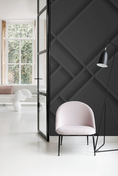 Innenraum mit Stuhl, Stehlampe und dekorativer Wand