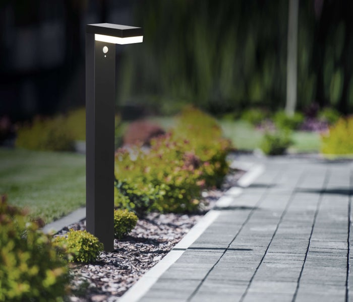 Gartenweg mit moderner Wegeleuchte