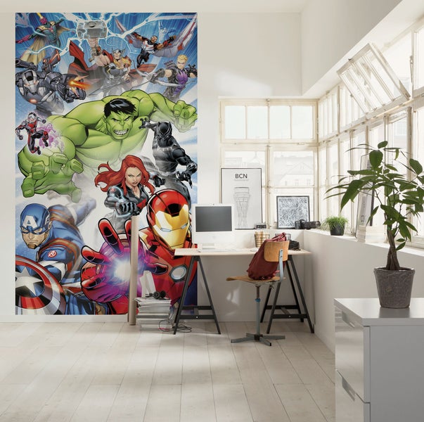 Wohnraum mit einer Wandtapete mit Comicmotiven, die verschiedene Superhelden zeigt.