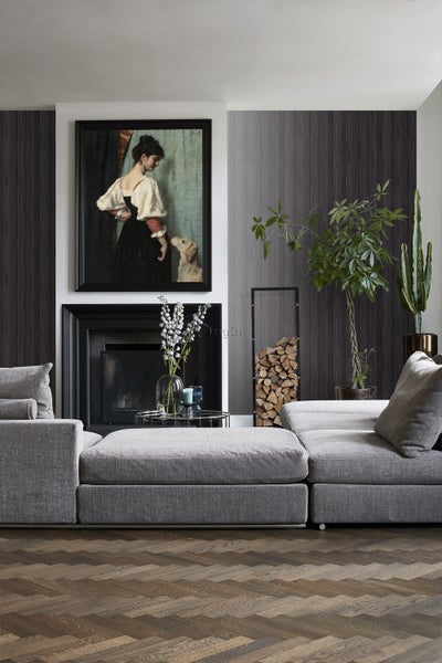 Wohnzimmer mit grauer modulare Couch, Kamin, Gemälde und Holzfußboden