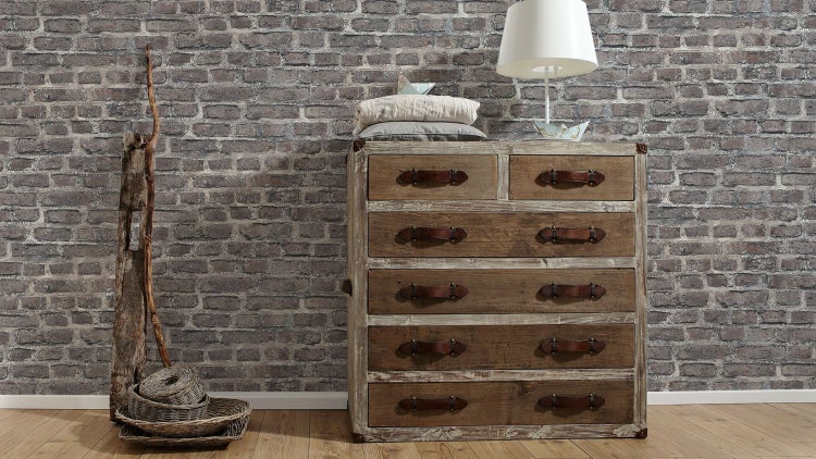 Blühende Salbeipflanzen im Gartenbeet