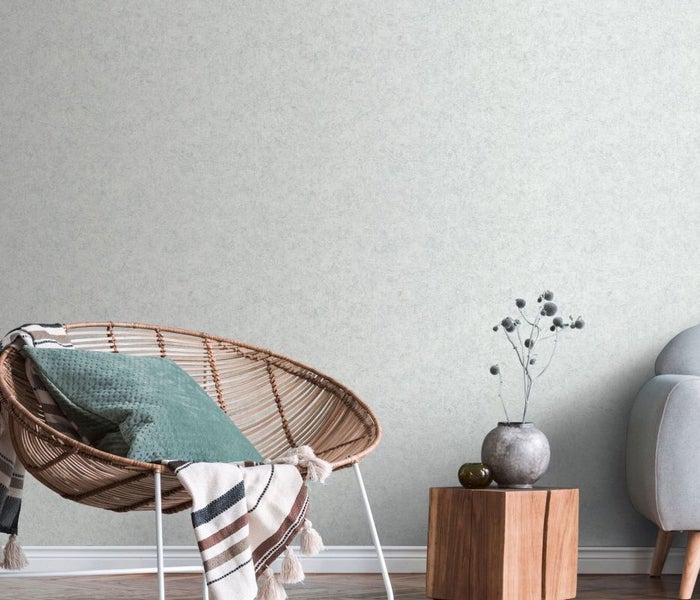 Badezimmer mit Waschtisch, Spiegel mit Beleuchtung, Handtuchständer und Duschvorhang