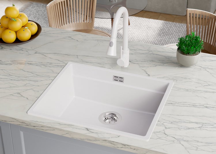 Spüle mit Armatur auf einer Küchentheke mit Marmorstruktur